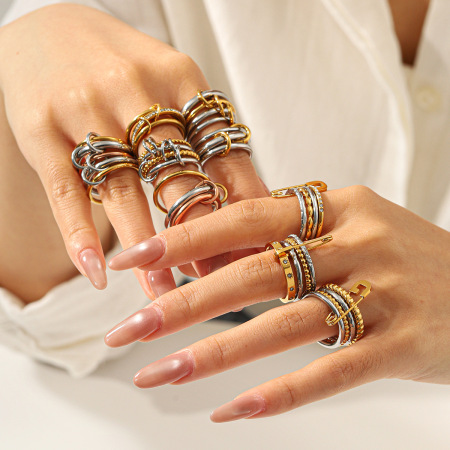 Bague imposante en acier inoxydable argenté et doré, étanche et anti-ternissement, sertie de zircon.