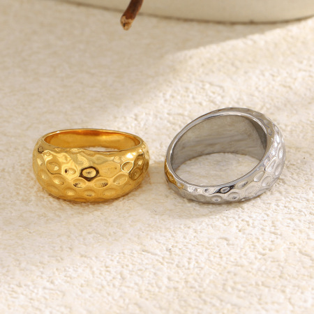 Bague tendance en acier inoxydable imperméable à motif martelé simple 2