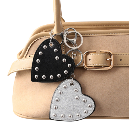 Breloques de sac pour femmes en PU, style romantique, colorées, en forme de cœur et rivets 2