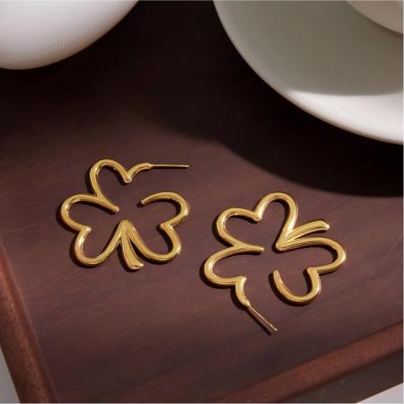 Boucles d'oreilles puces pour femmes en acier inoxydable, imperméables et anti-ternissement, couleur or, motif trèfle naturel