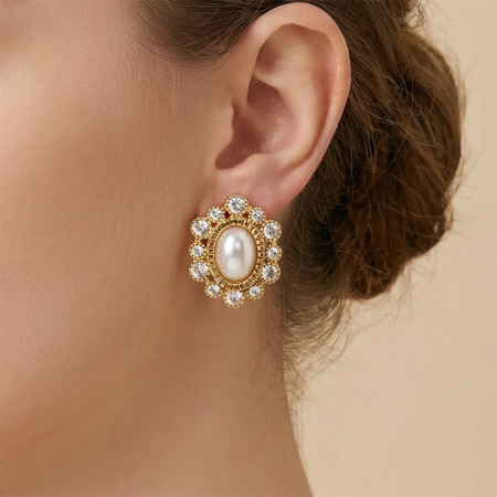 Boucles d'oreilles puces élégantes et luxueuses en acier inoxydable doré, ornées de zircon, avec motif floral.