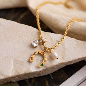 Colliers Pendentifs Pour Femmes En Acier Inoxydable Doré, En Forme De Fer À Cheval, Aux Détails Raffinés Et Imperméables Et Anti-Ternissement. h5 Image3