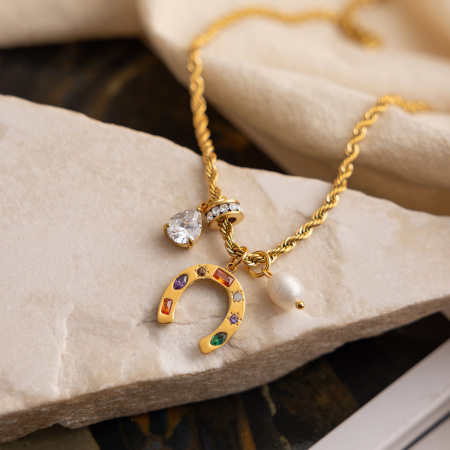 Colliers pendentifs pour femmes en acier inoxydable doré, en forme de fer à cheval, aux détails raffinés et imperméables et anti-ternissement. 2