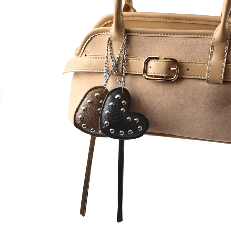 Breloques de sac pour femmes en PU avec rivet en forme de cœur chic 2