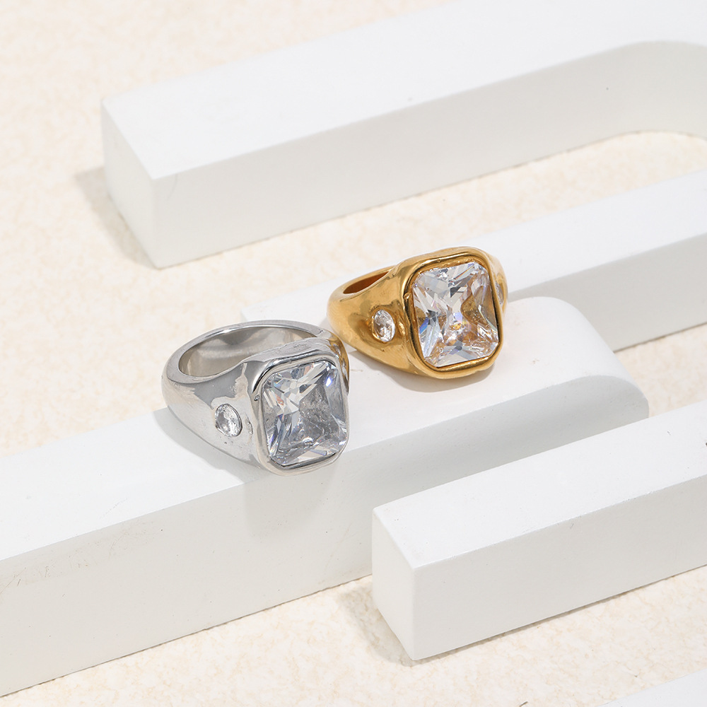 Bague Classique Carrée En Acier Inoxydable Et Zircon Étanche Image4