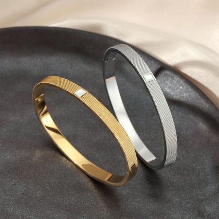 Bracelet minimaliste rond en acier inoxydable étanche couleur or pour femme 2