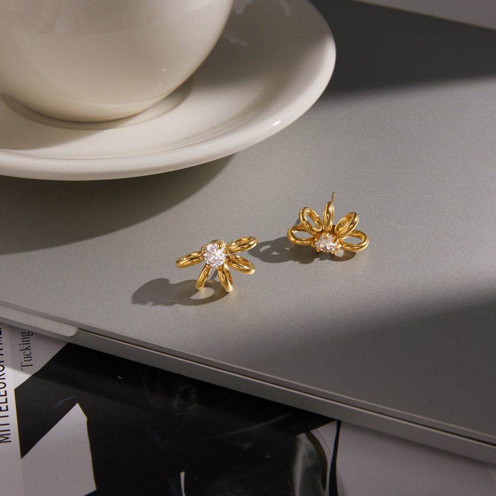 Boucles D'Oreilles Puces Pour Femmes Sleek Curves En Acier Inoxydable Doré Avec Zircon, Étanches Et Anti-Ternissement Image5