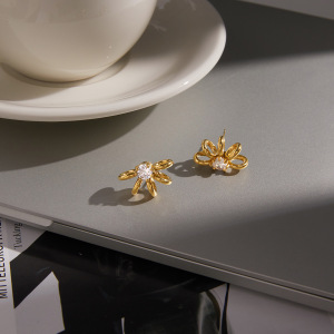 Boucles D'Oreilles Puces Pour Femmes Sleek Curves En Acier Inoxydable Doré Avec Zircon, Étanches Et Anti-Ternissement h5 Image5