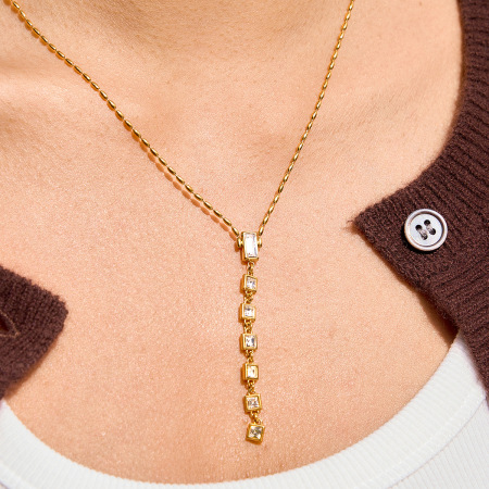Collier pendentif femme simple à pompon carré en acier inoxydable doré, imperméable et anti-ternissement
