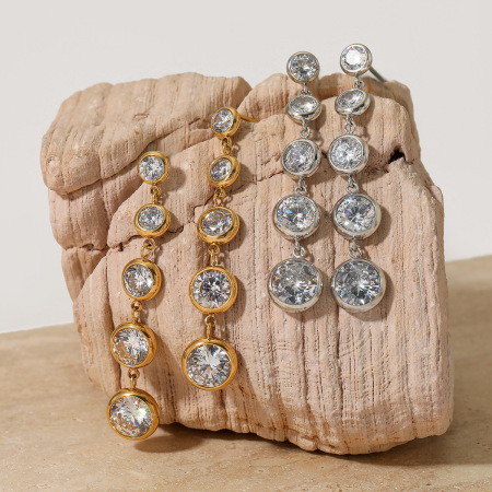 Boucles d'oreilles pendantes pour femme, en acier inoxydable doré, ornées de zircon et d'un pompon, collection Luxueuse.