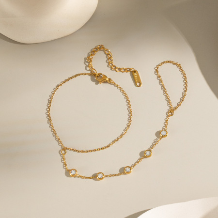 Chaîne simple en acier inoxydable étanche couleur or avec zircon pour femme