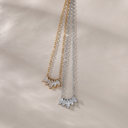 Colliers pendentifs pour femmes en acier inoxydable, couleur or, avec zircon et motif floral simple 2