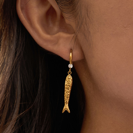 Boucles d'oreilles pendantes pour femme, en acier inoxydable doré, imperméables et anti-ternissement, avec motif poisson et détails simples. 2