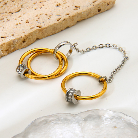 Bagues Simple Series Daily Circle en acier inoxydable étanche couleur or avec zircon.