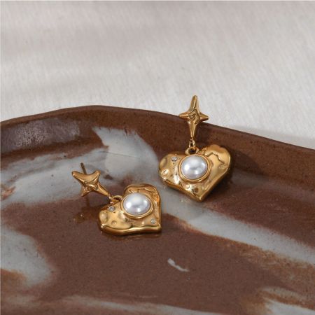 Boucles d'oreilles pendantes pour femme, motif marteau en forme de cœur rétro, en acier inoxydable étanche, couleur or et perles.