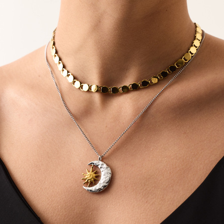 Collier pendentif rotatif en or 18 carats martelé, texture colorée, motif étoile et lune.