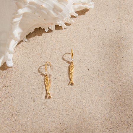 Boucles d'oreilles pendantes pour femme, en acier inoxydable doré, imperméables et anti-ternissement, avec motif poisson et détails simples.