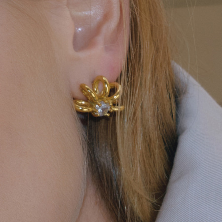 Boucles d'oreilles puces pour femmes Sleek Curves en acier inoxydable doré avec zircon, étanches et anti-ternissement 2
