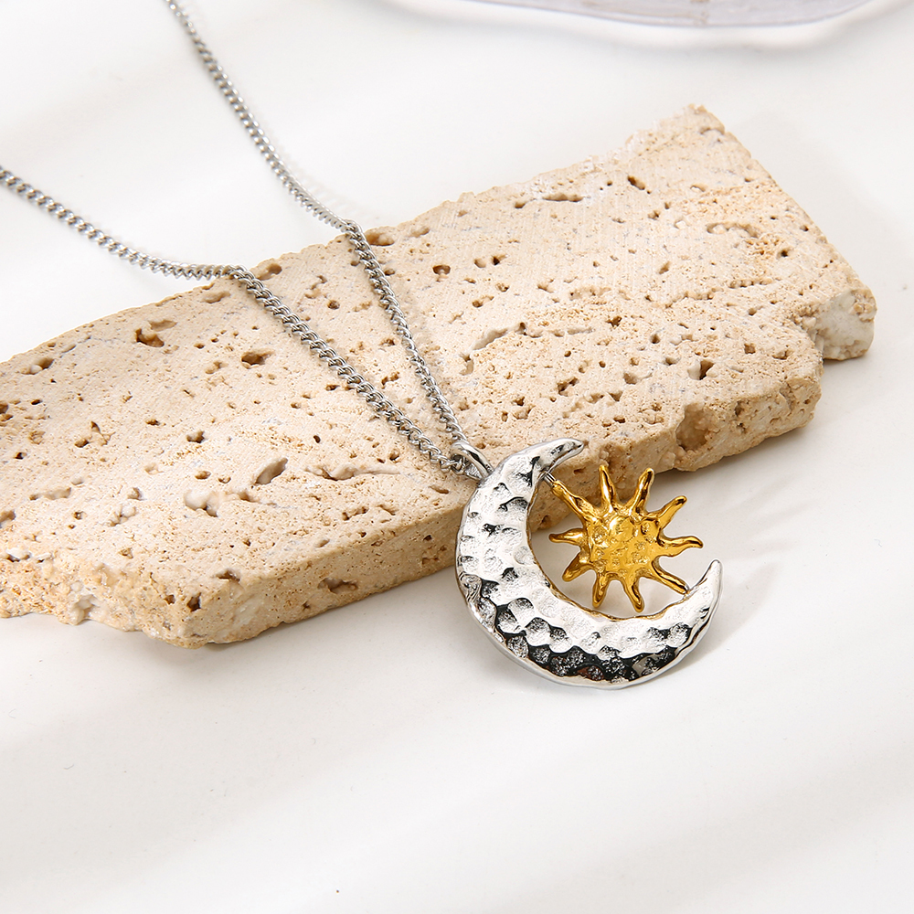 Collier Pendentif Rotatif En Or 18 Carats Martelé, Texture Colorée, Motif Étoile Et Lune. Image6
