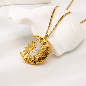 Collier Pendentif Rotatif En Or 18 Carats Martelé, Texture Colorée, Motif Étoile Et Lune. h5 Image5