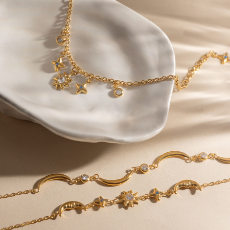 Bracelets à breloques classiques pour femmes, en acier inoxydable doré, imperméables et anti-ternissement, avec motif soleil, étoile et lune