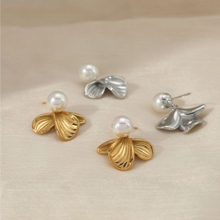 Boucles d'oreilles pendantes pour femme, en acier inoxydable, imperméables, couleur or, avec perles et motif floral simple. 2