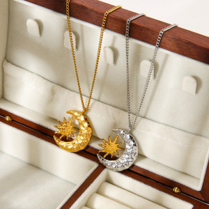 Collier Pendentif Rotatif En Or 18 Carats Martelé, Texture Colorée, Motif Étoile Et Lune. h5 Image4