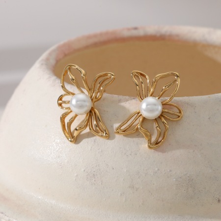 Boucles d'oreilles puces pour femme, motif floral romantique et délicat, en acier inoxydable étanche, couleur or et perle.