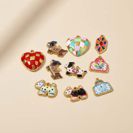 Pendentif femme en acier titane couleur or, motif teckel mignon
