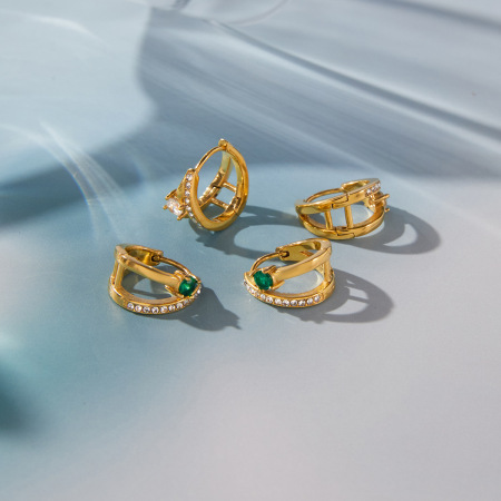Boucles d'oreilles créoles sophistiquées pour femmes, en acier inoxydable doré avec zircon, imperméables et anti-ternissement.