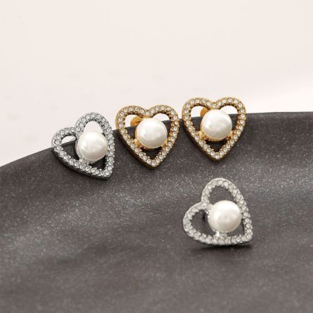 Boucles d'oreilles puces pour femme, en acier inoxydable, couleur or, avec perle et zircon, en forme de cœur simple. Elles sont imperméables. 2