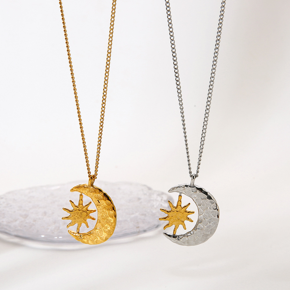 Collier Pendentif Rotatif En Or 18 Carats Martelé, Texture Colorée, Motif Étoile Et Lune. Image3
