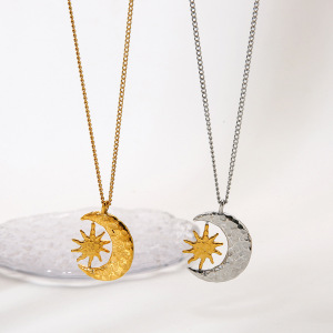Collier Pendentif Rotatif En Or 18 Carats Martelé, Texture Colorée, Motif Étoile Et Lune. h5 Image3