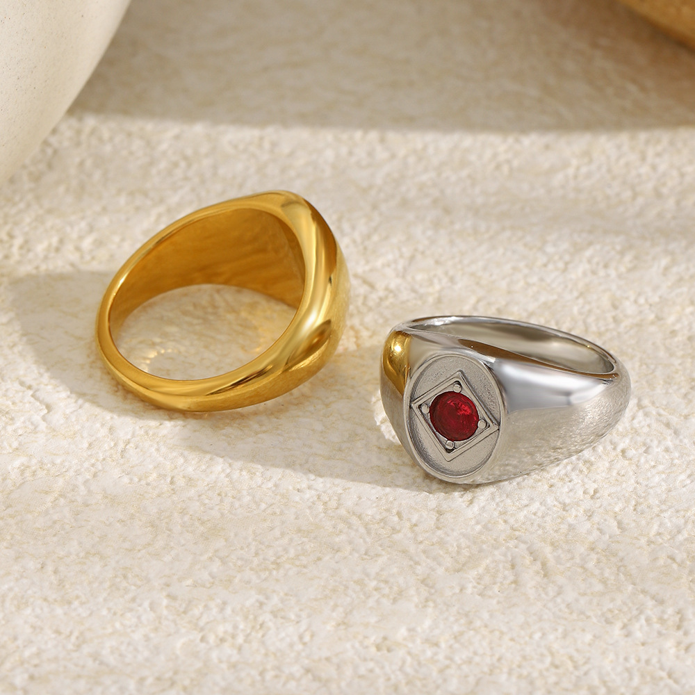 Bague Chevalière Rétro En Acier Inoxydable Doré Étanche Avec Zircon Image4