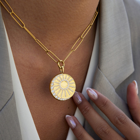 Collier pendentif discret pour femme, motif cercle soleil, en acier inoxydable doré, étanche et anti-ternissement. 2