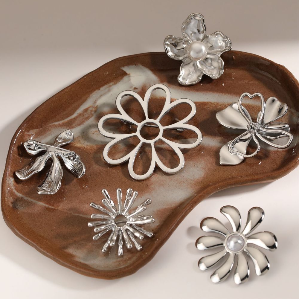 Broches Romantiques Rétro À Fleurs En Acier Inoxydable Étanche Couleur Or Et Perles Image4