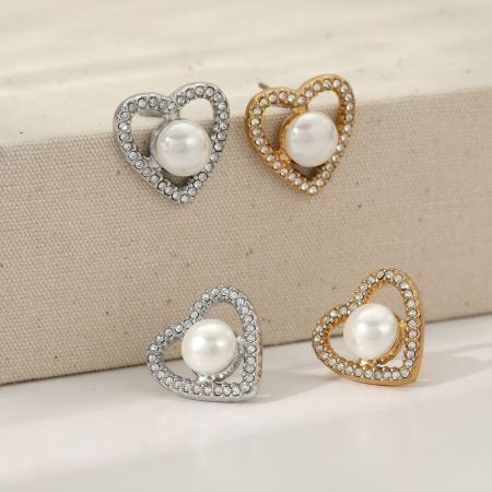 Boucles d'oreilles puces pour femme, en acier inoxydable, couleur or, avec perle et zircon, en forme de cœur simple. Elles sont imperméables.