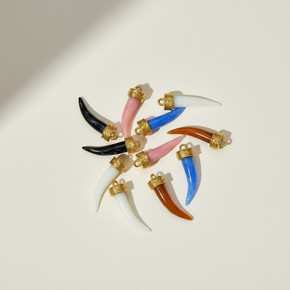 Pendentifs Pour Femmes En Acier Titane Couleur Or, Forme De Dent De Loup Classique Image3