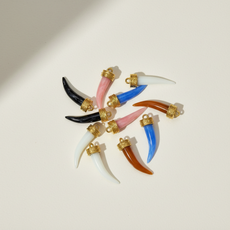 Pendentifs pour femmes en acier titane couleur or, forme de dent de loup classique 2