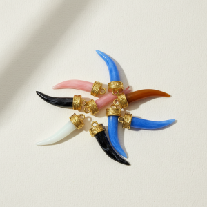 Pendentifs Pour Femmes En Acier Titane Couleur Or, Forme De Dent De Loup Classique h5 Image4