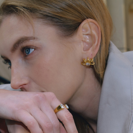 Boucles d'oreilles puces pour femmes Sleek Curves en acier inoxydable doré avec zircon, étanches et anti-ternissement