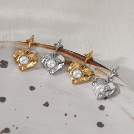 Boucles d'oreilles pendantes pour femme, motif marteau en forme de cœur rétro, en acier inoxydable étanche, couleur or et perles. 2