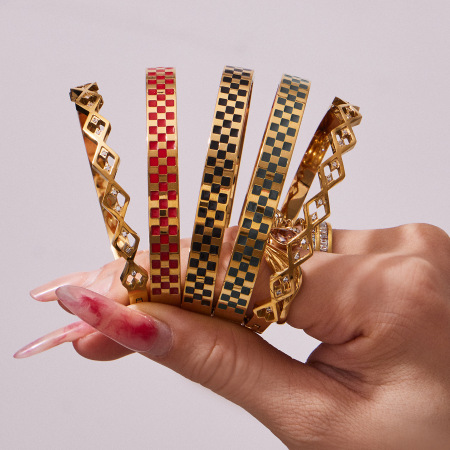 Bracelets pour femmes en acier inoxydable doré à motif damier classique, imperméables et anti-ternissement 2