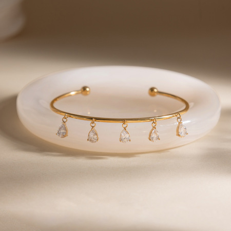 Bracelet manchette femme en acier inoxydable doré avec zircon, orné d'une goutte d'eau, étanche et anti-ternissement.