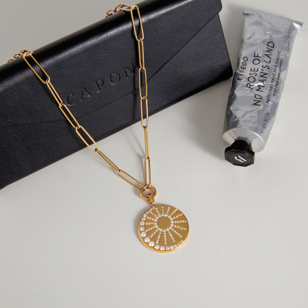 Collier pendentif discret pour femme, motif cercle soleil, en acier inoxydable doré, étanche et anti-ternissement.