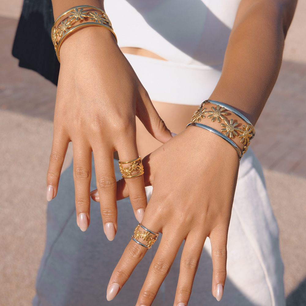 Bracelets Manchettes Classiques Daisy En Acier Inoxydable, Imperméables Et Anti-Ternissement, Aux Couleurs Or Et Argent. Image4