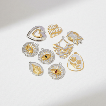 Pendentifs pour femmes modernes en acier titane, couleurs or et argent mélangés, étanches et anti-ternissement