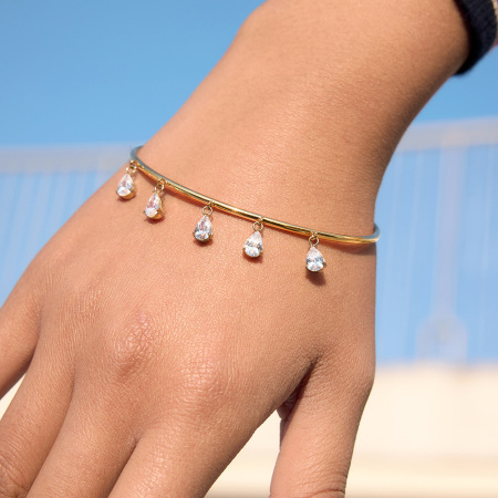 Bracelet manchette femme en acier inoxydable doré avec zircon, orné d'une goutte d'eau, étanche et anti-ternissement. 2