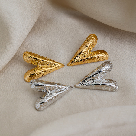 Boucles d'oreilles puces pour femmes, motif cœur martelé, en acier inoxydable étanche, couleur or. 2