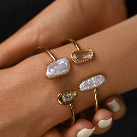 Bracelets manchettes classiques rétro de forme irrégulière en acier inoxydable, couleur or, avec zircon et perle.